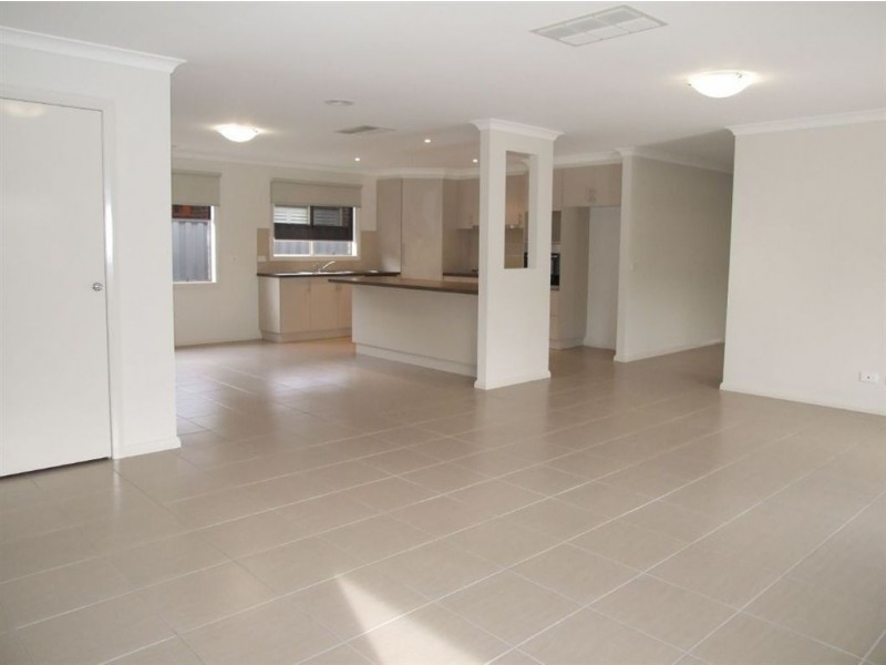 16 Lucerne Cct, Pakenham VIC 3810