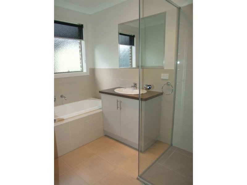 16 Lucerne Cct, Pakenham VIC 3810