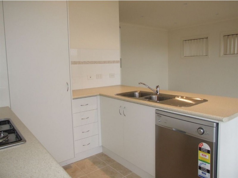 4/103 Army Road, Pakenham VIC 3810