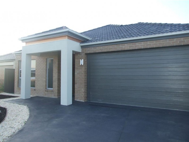 39 Everly Cct, Pakenham VIC 3810