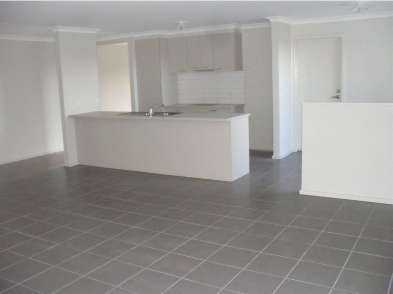 29 Edenbrook Circuit, Pakenham VIC 3810