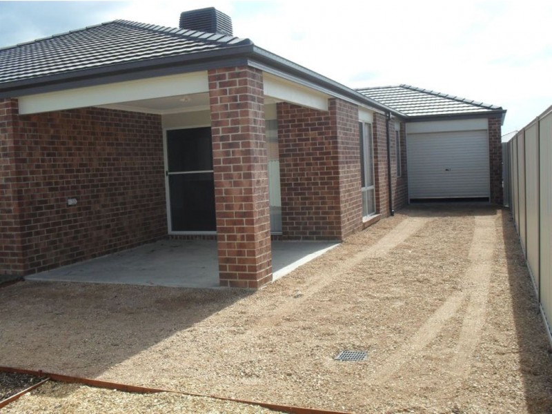 29 Edenbrook Circuit, Pakenham VIC 3810