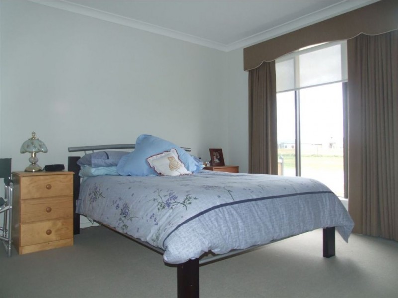 120 Sandalwood Drive, Pakenham VIC 3810