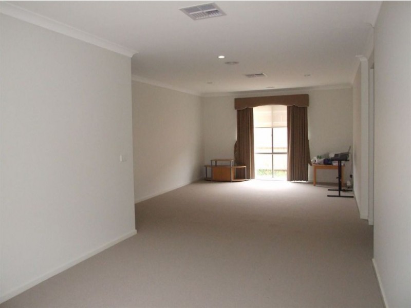 120 Sandalwood Drive, Pakenham VIC 3810