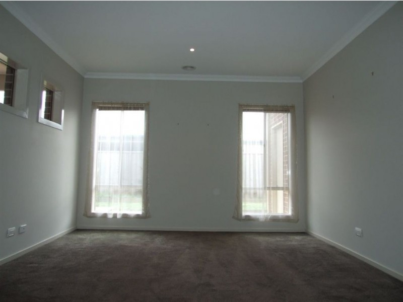 9 Mia Drive, Pakenham VIC 3810