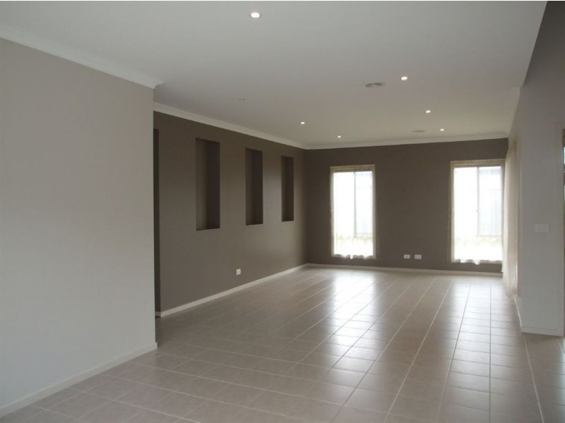 9 Mia Drive, Pakenham VIC 3810