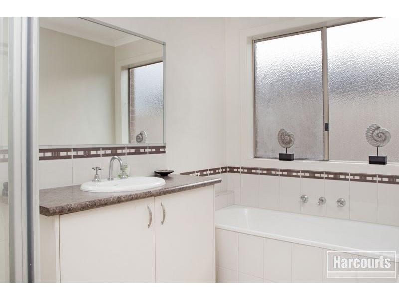 15 Pomegranite Way, Pakenham VIC 3810