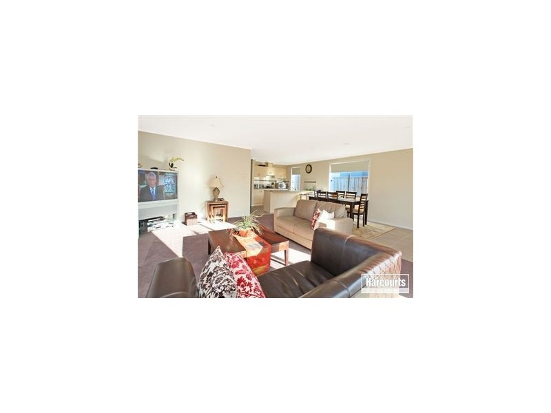 8 Versace Court, Pakenham VIC 3810