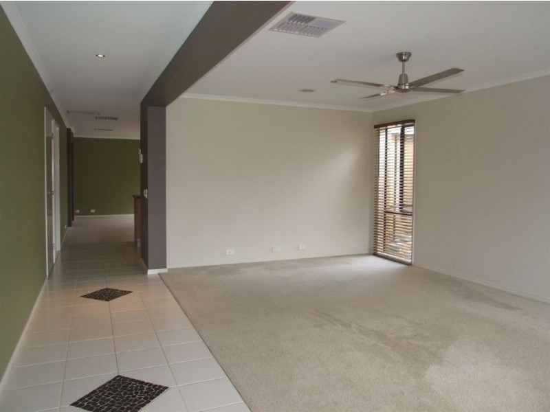 16 Stringybark Cct, Pakenham VIC 3810