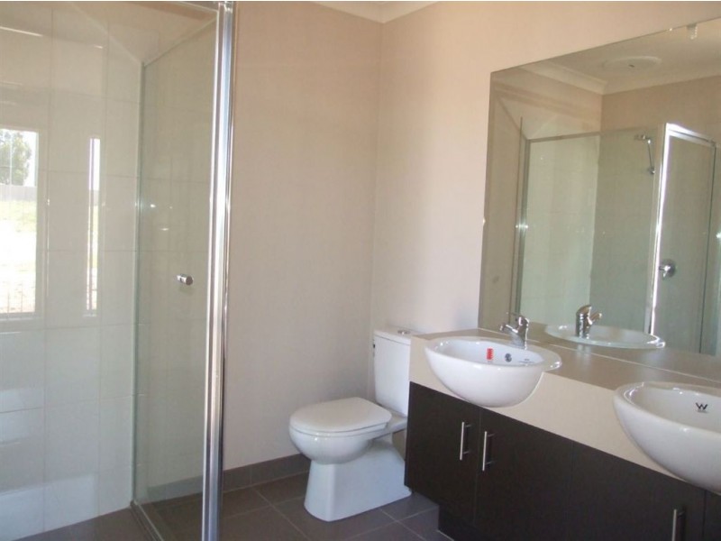 16 Hood Place, Pakenham VIC 3810