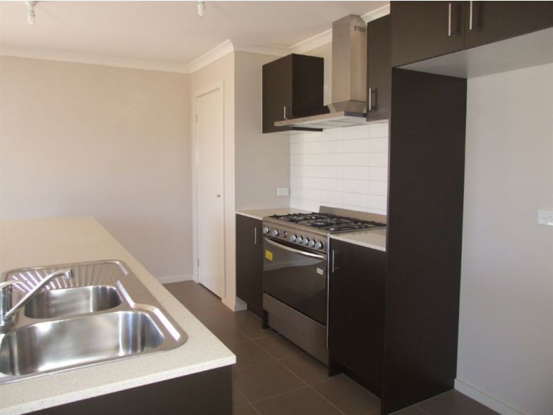 16 Hood Place, Pakenham VIC 3810