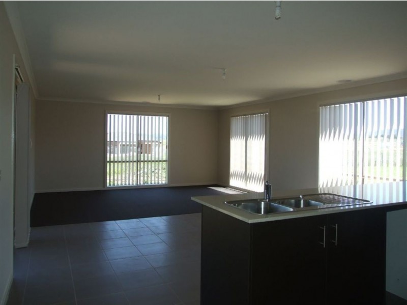 16 Hood Place, Pakenham VIC 3810