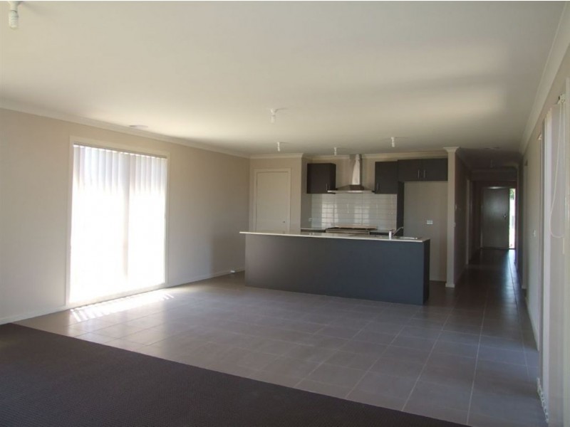 16 Hood Place, Pakenham VIC 3810