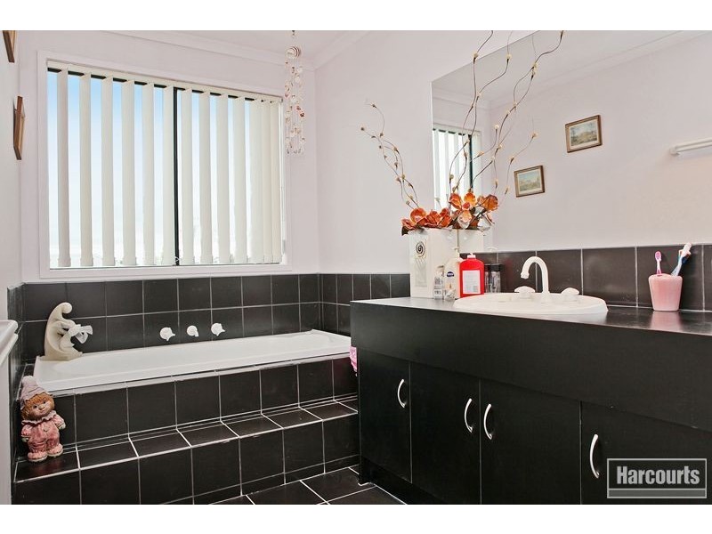 16 Laurina Link, Pakenham VIC 3810