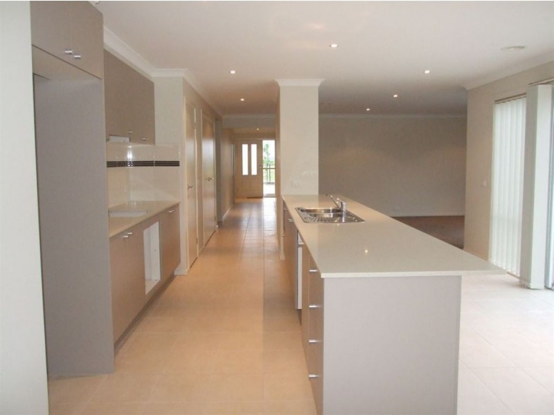 15 Debra Avenue, Pakenham VIC 3810