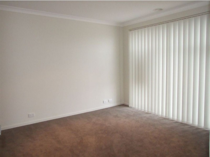 15 Debra Avenue, Pakenham VIC 3810