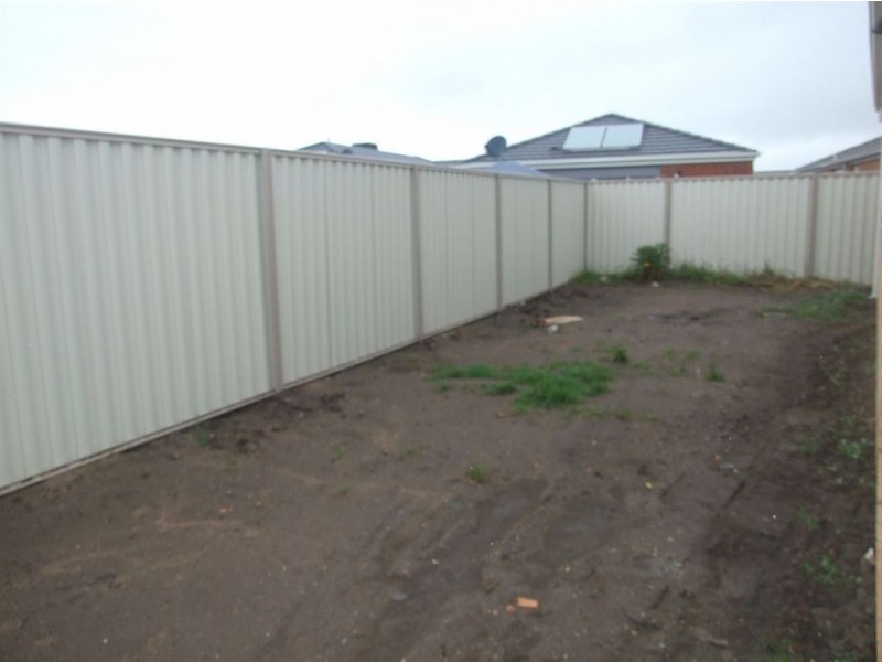 15 Debra Avenue, Pakenham VIC 3810