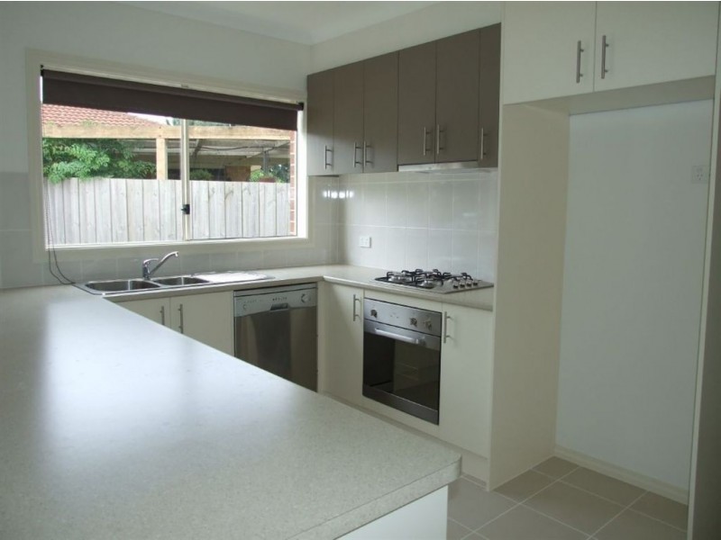 2/13 Lorraine Court, Pakenham VIC 3810