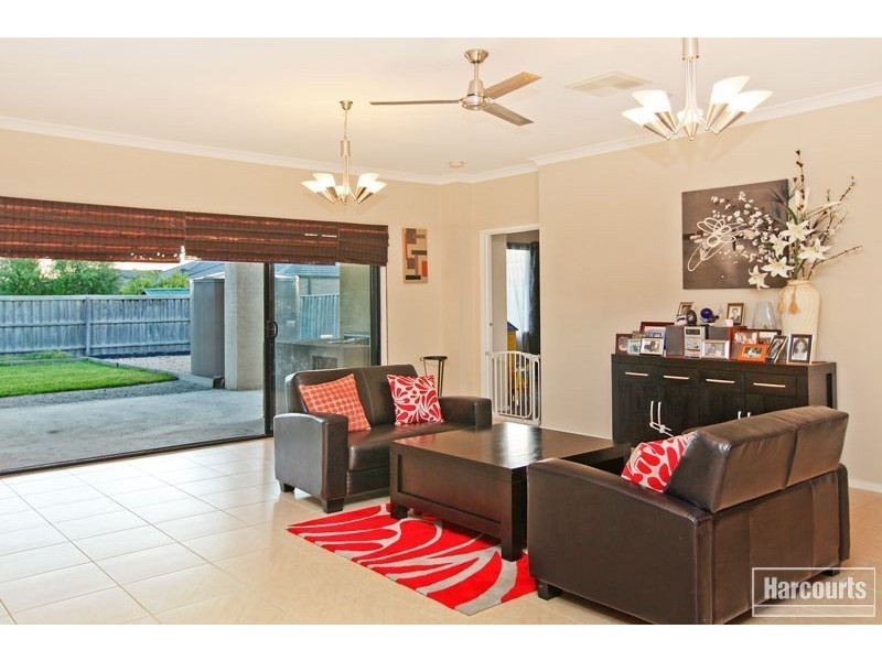 9 Dennis Avenue, Pakenham VIC 3810