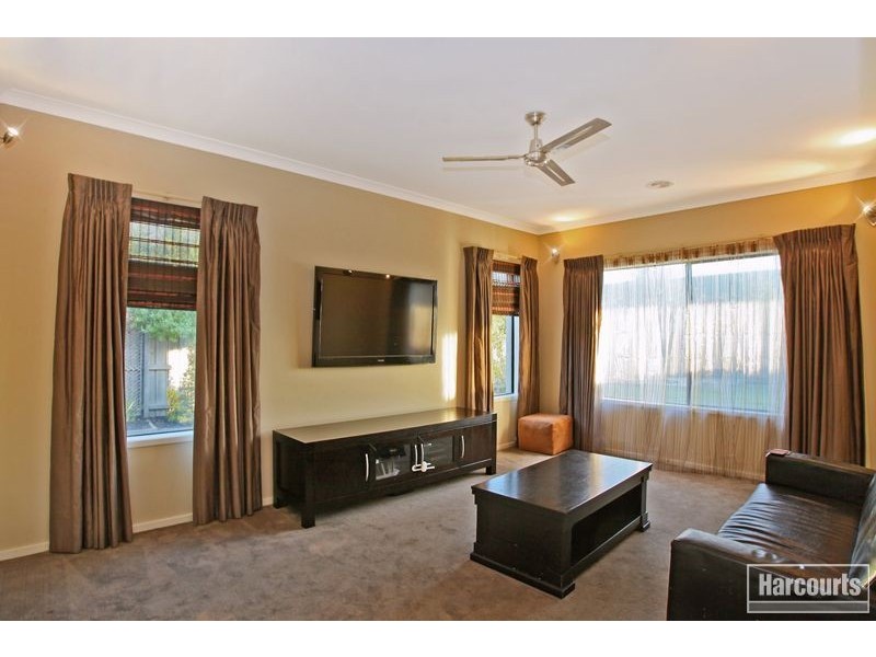 9 Dennis Avenue, Pakenham VIC 3810