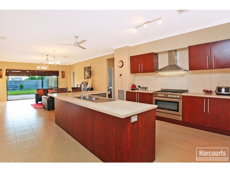 9 Dennis Avenue, Pakenham VIC 3810