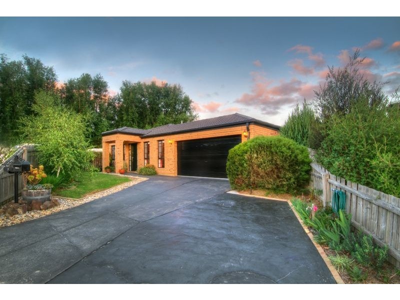 7 Sir Philip Court, Pakenham VIC 3810