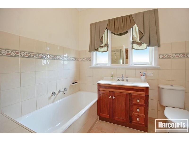 4 Jonathan Place, Pakenham VIC 3810