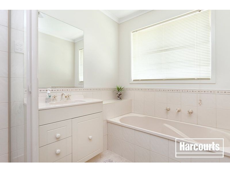 15 Sir Thomas Drive, Pakenham VIC 3810