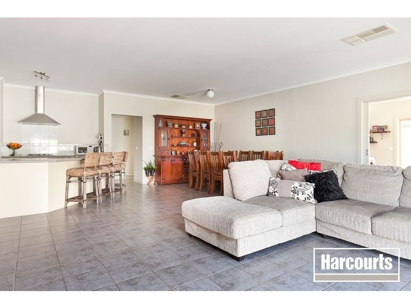 24 Riddell Grove, Pakenham VIC 3810