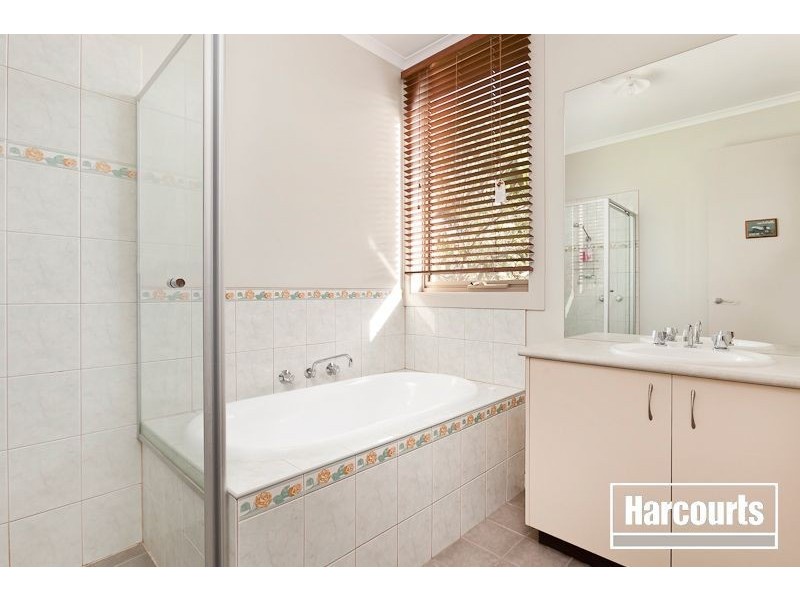 24 Riddell Grove, Pakenham VIC 3810