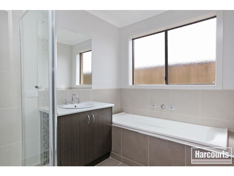 33 Elwood Avenue, Pakenham VIC 3810