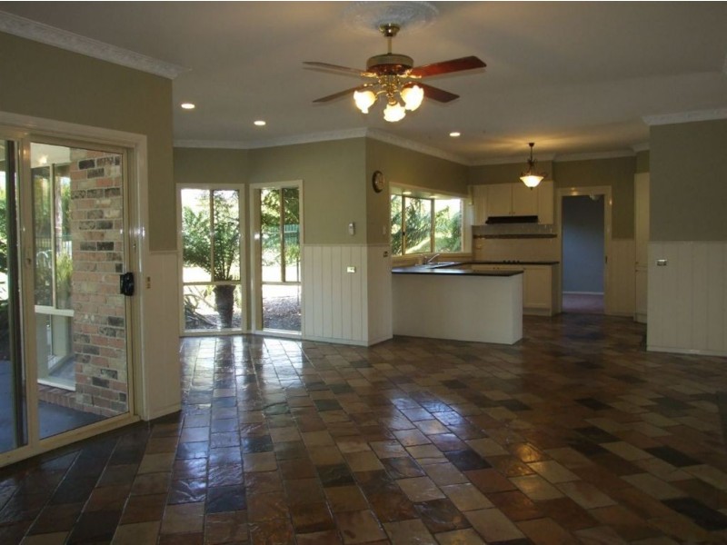 21 Pine Hill Drive, Pakenham VIC 3810