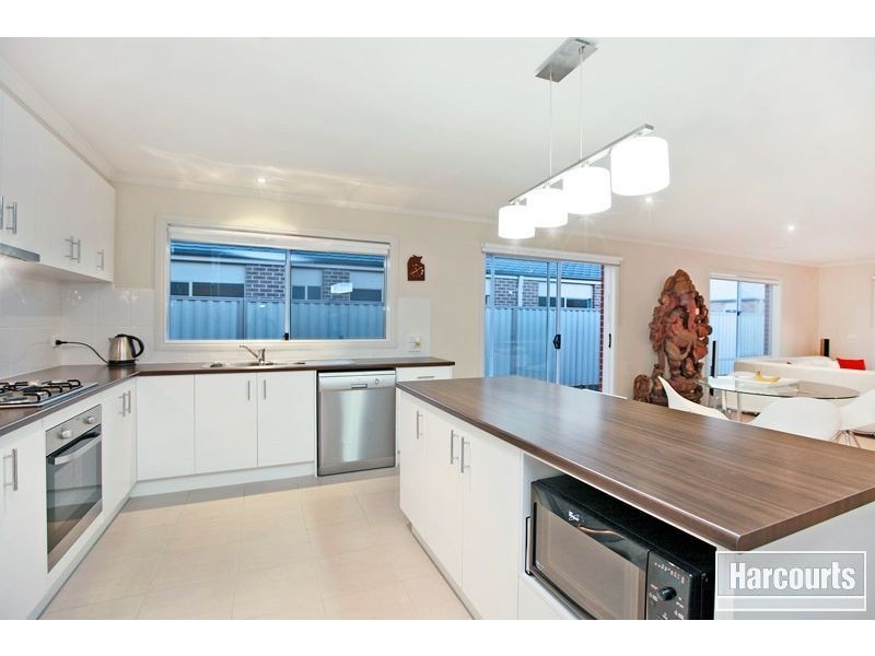 43 Edenbrook Circuit, Pakenham VIC 3810