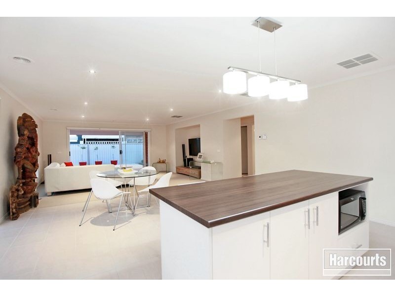 43 Edenbrook Circuit, Pakenham VIC 3810