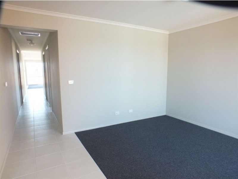 19 Spinebill Court, Pakenham VIC 3810