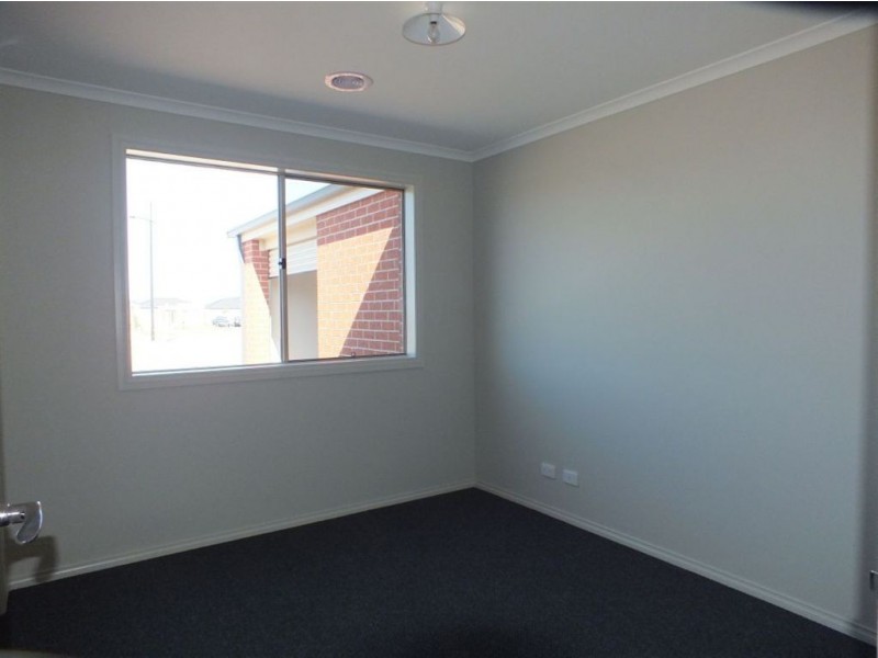 19 Spinebill Court, Pakenham VIC 3810