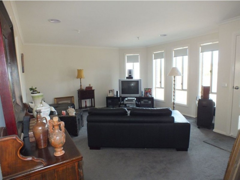 2/35 Meaby Drive, Pakenham VIC 3810