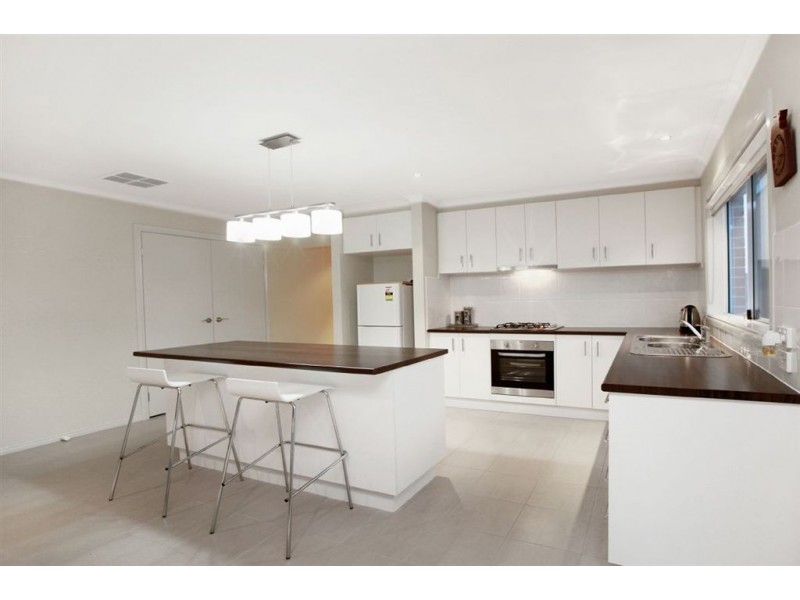 43 Edenbrook Cct, Pakenham VIC 3810