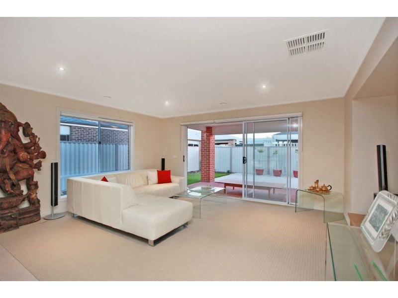 43 Edenbrook Cct, Pakenham VIC 3810