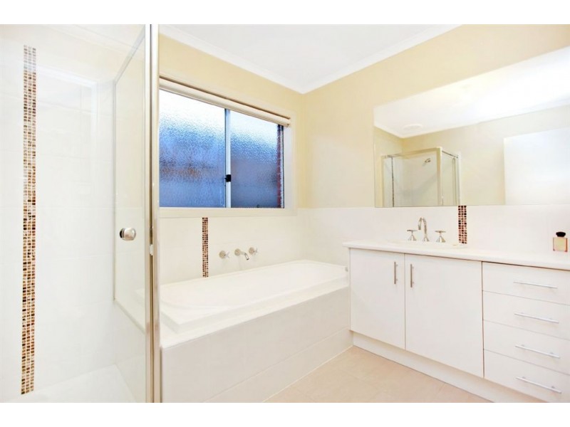 43 Edenbrook Cct, Pakenham VIC 3810