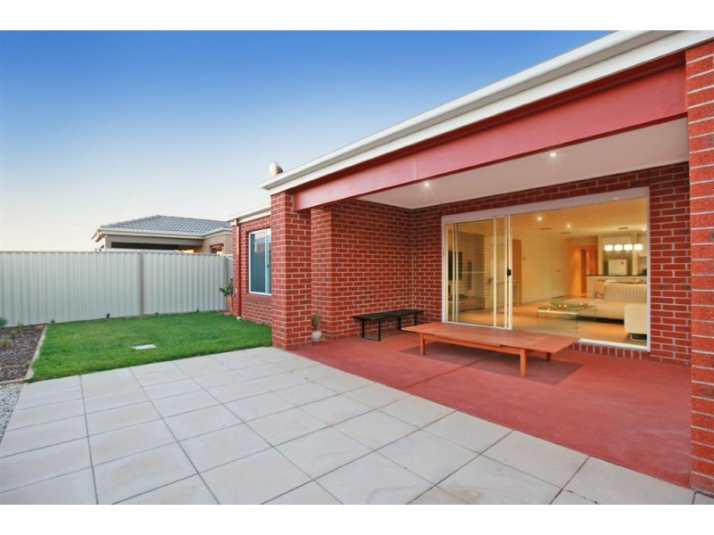 43 Edenbrook Cct, Pakenham VIC 3810