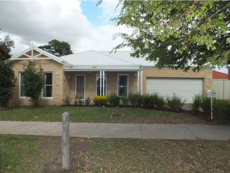 4 Cedar Lane, Pakenham VIC 3810