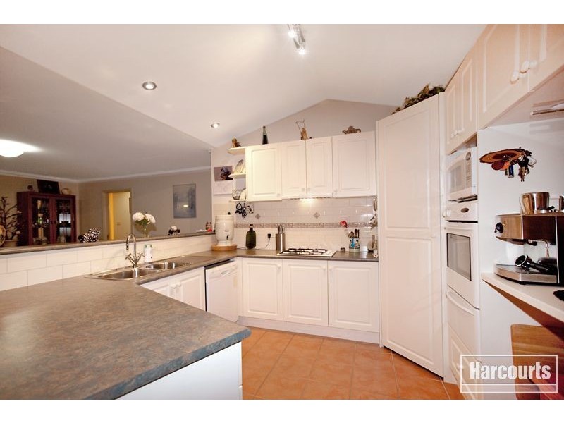 40 Balmoral Way, Pakenham VIC 3810