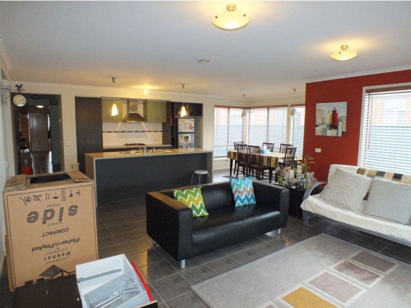 30 Scarlet Crescent, Pakenham VIC 3810