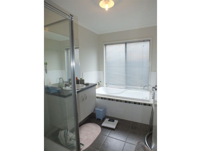 30 Scarlet Crescent, Pakenham VIC 3810