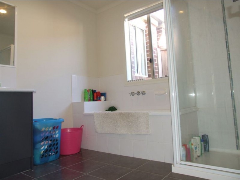 24 Kosta Boda Boulevard, Pakenham VIC 3810