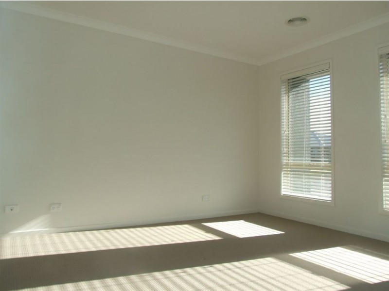 11 Orchard Valley Avenue, Pakenham VIC 3810