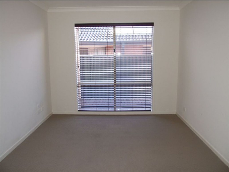 11 Orchard Valley Avenue, Pakenham VIC 3810