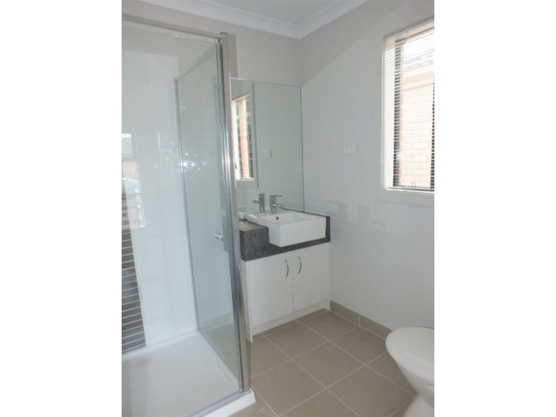 84 Fallingwater Drive, Pakenham VIC 3810