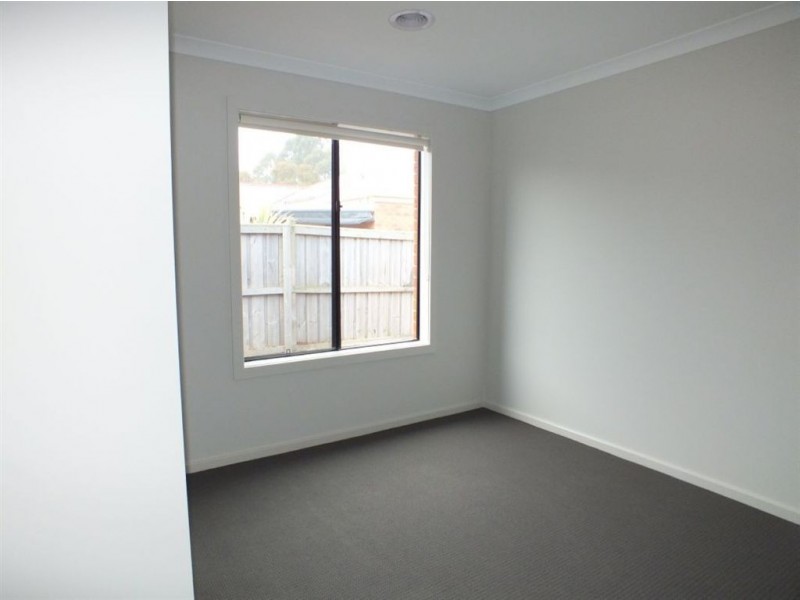 84 Fallingwater Drive, Pakenham VIC 3810